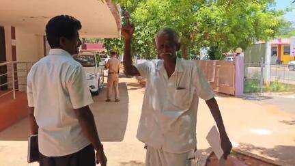 சிவகங்கை: மது போதையில் ஆட்சியர் அலுவலகத்தில் அட்டகாசம்
கல்வி உதவித்தொகை பெற முடியாததால் ஆவேசம்