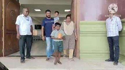 கரூர்: மாவட்ட ஆட்சியர் அலுவலக வளாகத்தில் இந்திய ராணுவத்திற்கு அரசு பள்ளி மாணவன் நிதி வழங்கினார்
