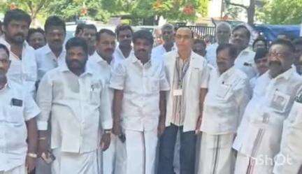 பெரம்பலூர்: அதிமுக பொதுச் செயலாளர் எடப்பாடி பழனிச்சாமி பிறந்தநாள் விழா,5 குழந்தைகளுக்கு தங்க மோதிரம் மாவட்ட செயலாளர் வழங்கினார்