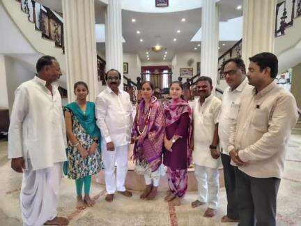 ಜಮಖಂಡಿ: ನಗರದಲ್ಲಿ ಎಸ್.ಎಸ್.ಎಲ್.ಸಿ ಪರೀಕ್ಷೆಯಲ್ಲಿ ರಾಜ್ಯಕ್ಕೆ 4ನೇ ರ್ಯಾಂಕ ಸ್ಥಾನ ಪಡೆದ ವಿದ್ಯಾರ್ಥಿನಿ ಸಹನಾ ತಿಪರಡ್ಡಿಗೆ ಶಾಸಕರಿಂದ ಸನ್ಮಾನ