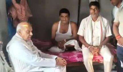 शोहरतगढ़: सांसद जगदंबिका पाली ने मधवापुर निवासी चतुर्भुज जी पाण्डेय की धर्मपत्नी के निधन पर व्यक्त की शोक संवेदना