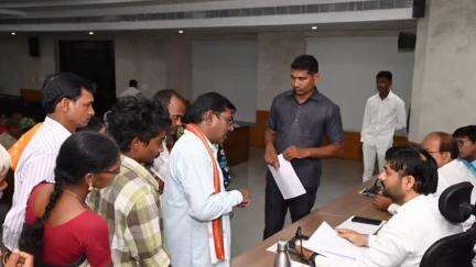 అసిఫాబాద్: ప్రజావాణి దరఖాస్తుల పరిష్కారంపై ప్రత్యేక చర్యలు: జిల్లా కలెక్టర్ వెంకటేష్ దోత్రే