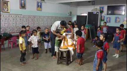 वज़ीरगंज: दखिनगांव के किड्स केयर प्ले स्कूल में बच्चों ने मनाई बुद्ध पूर्णिमा, भगवान बुद्ध की 2569वीं जयंती