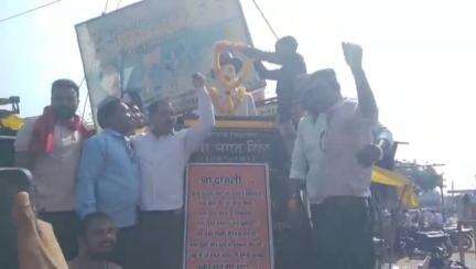 हाटपिपल्या: प्रसिद्ध भजन गायक प्रेम शंकर जाट पहुंचे हाटपिपल्या, शहीद भगत सिंह चौराहे पर युवाओं ने किया स्वागत