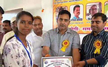 शोहरतगढ़: रमवापुर खास में CDO की मौजूदगी में ग्रामीण प्रतिभा सम्मान समारोह का आयोजन किया गया