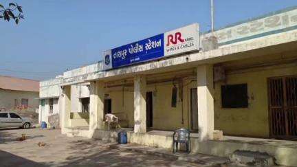 તારાપુર: પશુ દવાખાના પાસે ઉછીના લીધેલ પૈસા પરત ન આપતા માર મારનાર બે ઇસમો સામે ફરિયાદ.