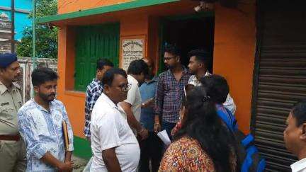 কৃষ্ণনগর ১: জোর করে খড় দখল করে দলীয় কার্যালয় করার অভিযোগ বিজেপির বিরুদ্ধে এ বিষয়ে প্রতিক্রিয়া নদিয়া উত্তর বিজেপির জেলা সভাপতির