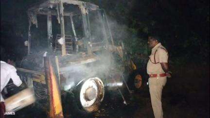 குஜிலியம்பாறை: பேர் நாயக்கன்பட்டியில் மர்மமான முறையில் தீ பற்றிய எறிந்த ஜேசிபி எந்திரம்
