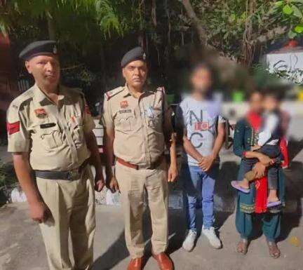 बहादुरगढ़: झज्जर पुलिस ने मेट्रो स्टेशन के पास घूम रहे बच्चे को सकुशल बरामद कर माता-पिता को सौंपा
