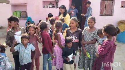रावतभाटा: परमाणु बिजलीघर के समाजसेवियों ने क्रेशर बस्ती में जरूरतमंद परिवारों के बीच मनाया बुद्ध पूर्णिमा पर्व, फल वितरण किए
