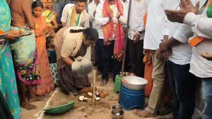అసిఫాబాద్: కొమురవెల్లి గ్రామంలో అంతర్గత సీసీ రోడ్లకు శంకుస్థాపన, ఇందిరమ్మ ఇళ్లకు భూమి పూజ చేసిన మంత్రి సీతక్క