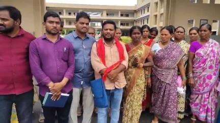 అసిఫాబాద్: ఖిరిడిలోని ఎస్టీవాడ అభివృద్ధి కోసం ప్రత్యేక నిధులు కేటాయించాలని అదనపు కలెక్టర్ కు వినతి పత్రం అందజేసిన గ్రామస్తులు