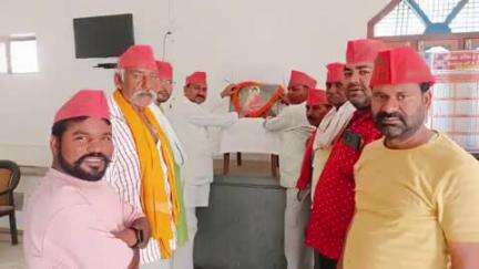 बांसी: सपा कार्यालय बांसी में मनाई गई बुद्ध पूर्णिमा, भगवान गौतम बुद्ध के चित्र पर हुआ माल्यार्पण