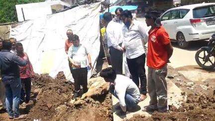जसवंतनगर: रिलायंस की केबल डालने को हुई खुदाई से टूटी लाइन, जसवंतनगर के आधे नगर क्षेत्र के घरों में नहीं पहुंचा पानी #jansamasya
