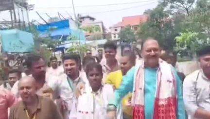 তেজপুৰ: পঞ্চায়ত নিৰ্বাচনত ভোমোৰাগুৰি জিলা পৰিষদত অগপ দলৰ প্ৰাৰ্থীৰ জয়লাভ, তেজপুৰ দৰং কলেজত বিধায়ক পৃথ্বিৰাজ ৰাভাৰ আদৰণি