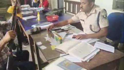 पकड़ी दयाल: पकड़ीदयाल थाना में विधानसभा चुनाव को लेकर थानाध्यक्ष द्वारा शस्त्रों का सत्यापन शुरू, शस्त्रधारियों की उमड़ी भीड़