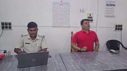 সিউড়ি ১: ৭০ হাজার টাকা ভর্তি এটি ব্যাগ পুরন্দরপুরে এর কাছে হারিয়ে যায়, সিউড়ি থানার পুলিশ উদ্ধার করে টাকা ফিরিয়ে দিল