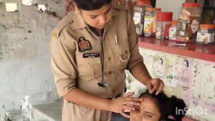 जलालपुर: बेवाना बाजार में बाइक से गिरी युवती का इलाज महिला पुलिस कर्मी ने किया, मानवता की मिसाल पेश की