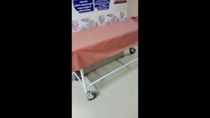 பொள்ளாச்சி: மாவட்ட அரசு  மருத்துவமனையில் அதிகாலையில் பணியின் போது உடல்நலம் குன்றிய பெண்ணை அலட்சியப்படுத்திய செவிலியர்