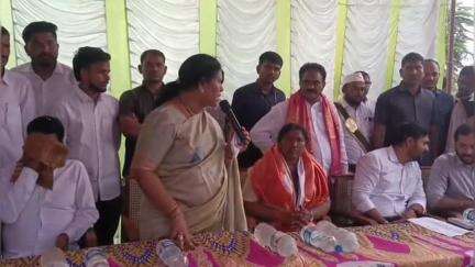 అసిఫాబాద్: పెండింగ్ లో ఉన్న రోడ్లు,వంతెన నిర్మాణ పనులను పూర్తి చేయాలని మంత్రి సీతక్కకు విన్నవించిన MLA కోవలక్ష్మీ
