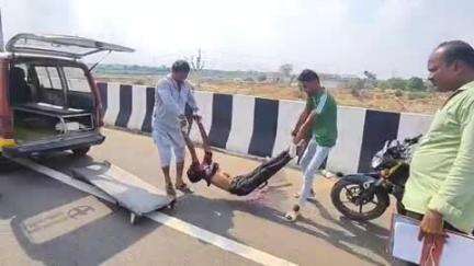 పట్టణంలోని స్వర్ణముఖి నది బైపాస్ వంతెన వద్ద డివైడర్ను ఢీకొని యువకుడు మృతి