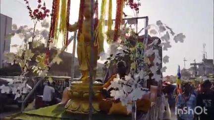 कुरावली: भगवान बुद्ध की जयंती पर कुरावली नगर में धूमधाम से निकाली गई शोभा यात्रा