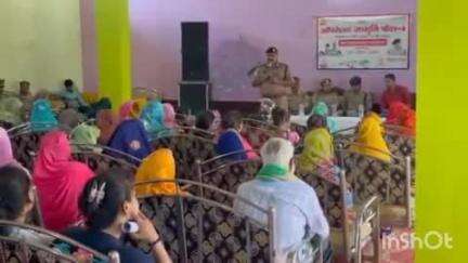 सादाबाद: पुलिस अधिकारियों ने सादाबाद क्षेत्र में कार्यक्रम आयोजित कर बालिकाओं और महिलाओं को अपराधों के प्रति जागरूक किया