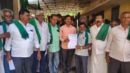 ಮೊಳಕಾಲ್ಮುರು: ನಾನಾ ಬೇಡಿಕೆಗಳನ್ನು ಈಡೇರಿಸಲು ಶಾಸಕರ ಅಧ್ಯಕ್ಷತೆಯಲ್ಲಿ ಜಿಲ್ಲಾ ಮಟ್ಟದ ಅಧಿಕಾರಿಗಳ ಸಭೆ ಕರೆಯುವಂತೆ ಪಟ್ಟಣದಲ್ಲಿ ರೈತ ಸಂಘದಿಂದ ಒತ್ತಾಯ