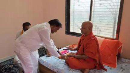 बुलढाणा: इसरुळ येथे गोविंददेव गिरीजी महाराजांचे आमदार संजय गायकवाड यांनी घेतले दर्शन