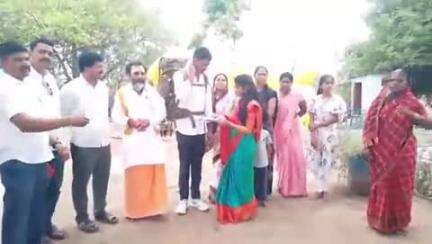 पाथर्डी: तालुक्यातील करंजी येथील महेश लोहकरे हा सैन्यातील जवान लग्नाच्या दुसऱ्या दिवशी देश रक्षणासाठी झाला ड्युटीवर हजर
