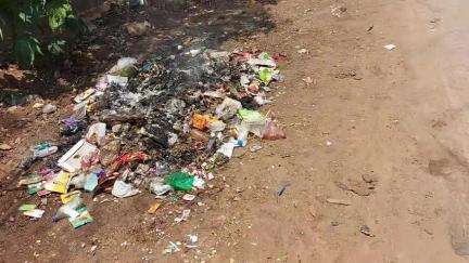 प्लास्टिक कचरे को जलाने को लेके भारी लापरवाही ,  इसके खतरों के प्रति अनभिज्ञता महंगी पड़ेगी  !!