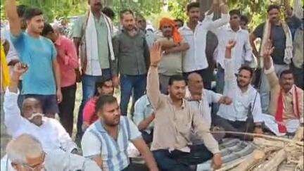 करनैलगंज: करनैलगंज में चौकी इंचार्ज पर अवैध वसूली का आरोप, सांसद के समर्थकों ने किया विरोध प्रदर्शन