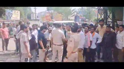 कोडा चौक पर दो टैम्पू वालों के बीच हुआ झगड़ा, दो लोग घायल, पुलिस मौके पर पहुंची