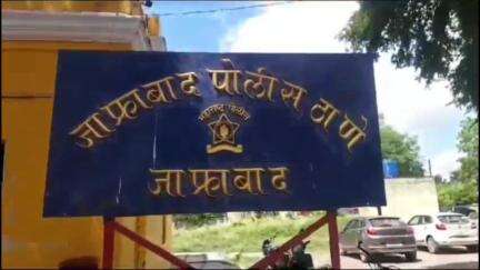 जाफराबाद: एका 17 वर्षीय अल्पवयीन मुलीला फूस लाऊन पळवून नेल्या प्रकरणी जाफराबाद पोलीस ठाण्यात एका जाणा विरोधात गुन्हा दाखल