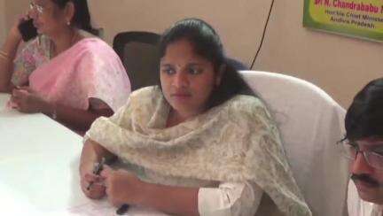 పిఠాపురం:  సందక శ్రీను భూమిని కబ్జా చేస్తున్నారని పాడా పిడి చైత్ర వర్షిని కి బాధితుడు ఫిర్యాదు # localissue