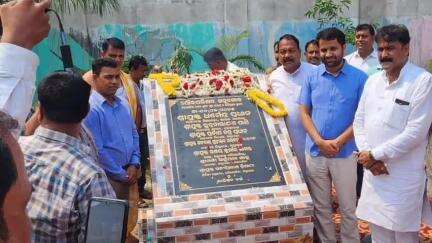 ଅନୁଗୋଳ: କଦମ ପଡ଼ିଆରେ ଆଲୋକିକରଣ କାର୍ଯ୍ୟର ଯୋଗ ଦେଲେ ଅନୁଗୋଳ ଜିଲ୍ଲାପାଳ