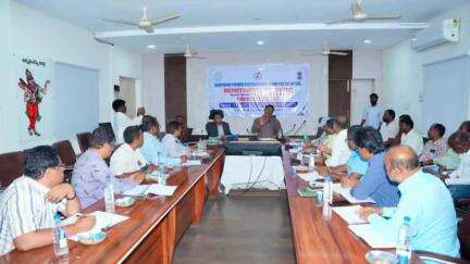 ప్రజలకు ఇబ్బంది లేకుండా కరెంటు పోల్లు నాటాలి:రాష్ట్ర రవాణా,యువజన క్రీడ శాఖ మంత్రి మండిపల్లి రాంప్రసాద్ రెడ్డి