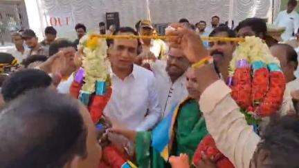 శింగనమల: సింగనమల ఎమ్మెల్యే క్యాంపు కార్యాలయంలో ఏడీసీసీ బ్యాంక్ చైర్మన్ కేశవరెడ్డి ఎమ్మెల్యే బండారు శ్రావణి గజమాలతో సత్కరించారు