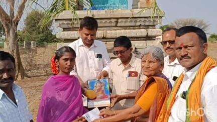 పడకండ్ల గ్రామానికి చెందిన అనాధ విద్యార్థినికి  
 బౌద్ధ రామసేన సమితి ఆధ్వర్యంలో  రూ.3 వేలు ఆర్థిక సాయం