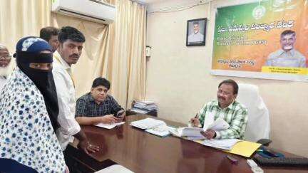 కర్నూలు: కర్నూల్ నగరపాలక సంస్థ ప్రజా సమస్యల పరిష్కార వేదికకు 10 ఫిర్యాదులు అందాయన్న కమిషనర్ రవీంద్రబాబు