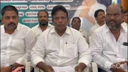 పూతలపట్టు: పోలీసులు మహిళల పట్ల దురుసుగా ప్రవర్తిస్తున్నారని చిత్తూరు వైసిపి కార్యాలయంలో ఖండించిన డిప్యూటీ మేయర్