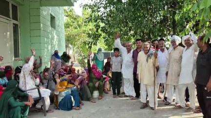 हिसार: बिजली की समस्या को लेकर गांव बुढाना के ग्रामीणों की प्रदर्शन, बिजली घर को ताला लगाकर लगाए नारे #jansamya