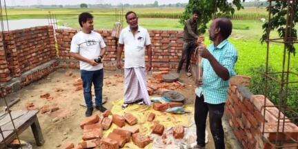 कोचाधामन: सपटिया बिशनपुर में प्रधानमंत्री आवास योजना का स्थलीय निरीक्षण किया मुखिया तनवीर आलम ने