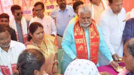 बोध गया: कालचक्र मैदान में बुद्ध जयंती पर नगर परिषद सभापति द्वारा आयोजित प्रसाद वितरण कार्यक्रम में सहकारिता मंत्री शामिल हुए