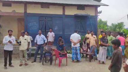 বঙাইগাঁও ভাগ: আলুখুন্দাত গাঁও পঞ্চায়তৰ ৪নং ৱাৰ্ডৰ নিৰ্দলীয় প্ৰাৰ্থী ৰেজাবুল হকৰ বিৰুদ্ধে ধন লৈ ভোট বিক্রী কৰাৰ অভিযোগ স্থানীয় লোকৰ