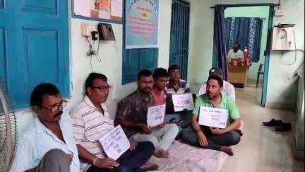 ইসলামপুর: একাধিক দাবিকে সামনে রেখে উত্তরবঙ্গ রাষ্ট্রীয়পরিবহন সংস্থার উত্তরবঙ্গ রাষ্ট্রীয়পরিবহন শ্রমিক কর্মচারী ঐক্য মঞ্চের ধর্না