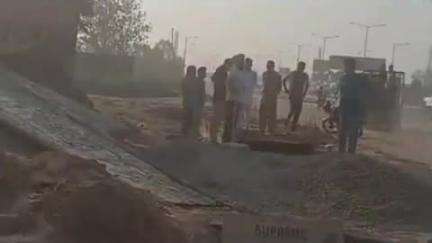 अम्बाला: NH-344 पर दोसडका के पास सर्विस लेन के साथ बन रहे नाले के निर्माण कार्य पर ग्रामीणों ने सवाल उठाए