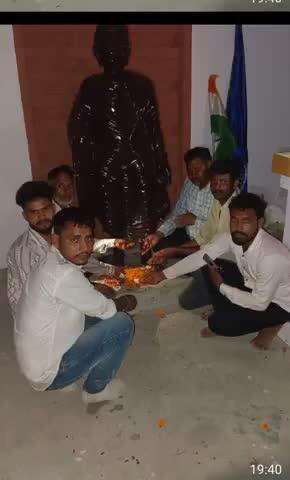 कठेरिया समाज कल्याण समिति कन्नौज के जिला सचिव रामवीर सिंह उर्फ रामू कठेरिया ने अपने पैतृक गांव सरगौली तिर्वा के बौद्ध विहार में तथागत के चरणों में पुष्प अर्पित कर बुद्ध पूर्णिमा मनाई साथ में रवि, कुलदीप,सौरभ रिंकू मौजूद रहे