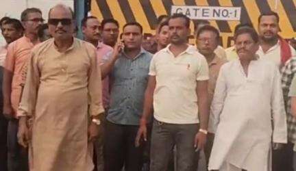 निरसा/चिरकुंडा: निरसा में मैथन पावर लिमिटेड के सामने हाइवा संगठन ने मशाल जुलूस निकाला