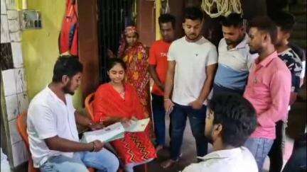 ব্যারাকপুর ২: খড়দা ঈশ্বরীপুরের বাসিন্দা কৃতী ছাত্রীর পাশে দাঁড়াতে এগিয়ে এলেন তৃণমূল ছাত্র পরিষদের নেতৃত্ব ও কর্মীরা
